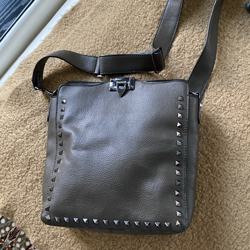 CROSS BODY Kaki  , looks like Valentino bag
